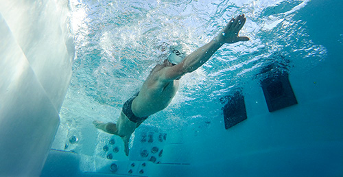 Ben Hoffman Natación en un spa de natación challenger series h2x de master spas
