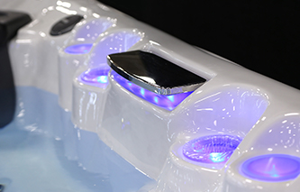 Las luces LED crean un ambiente relajante en el jacuzzi