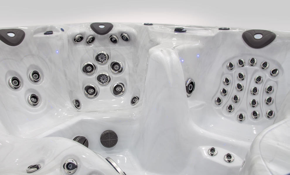 instalación de un jacuzzi en un patio trasero