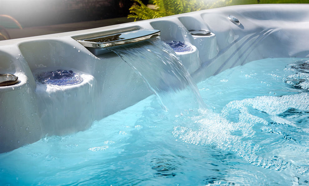 instalación de un jacuzzi en un patio trasero