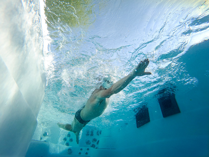 Ben Hoffman Natación en un spa de natación challenger series h2x de master spas